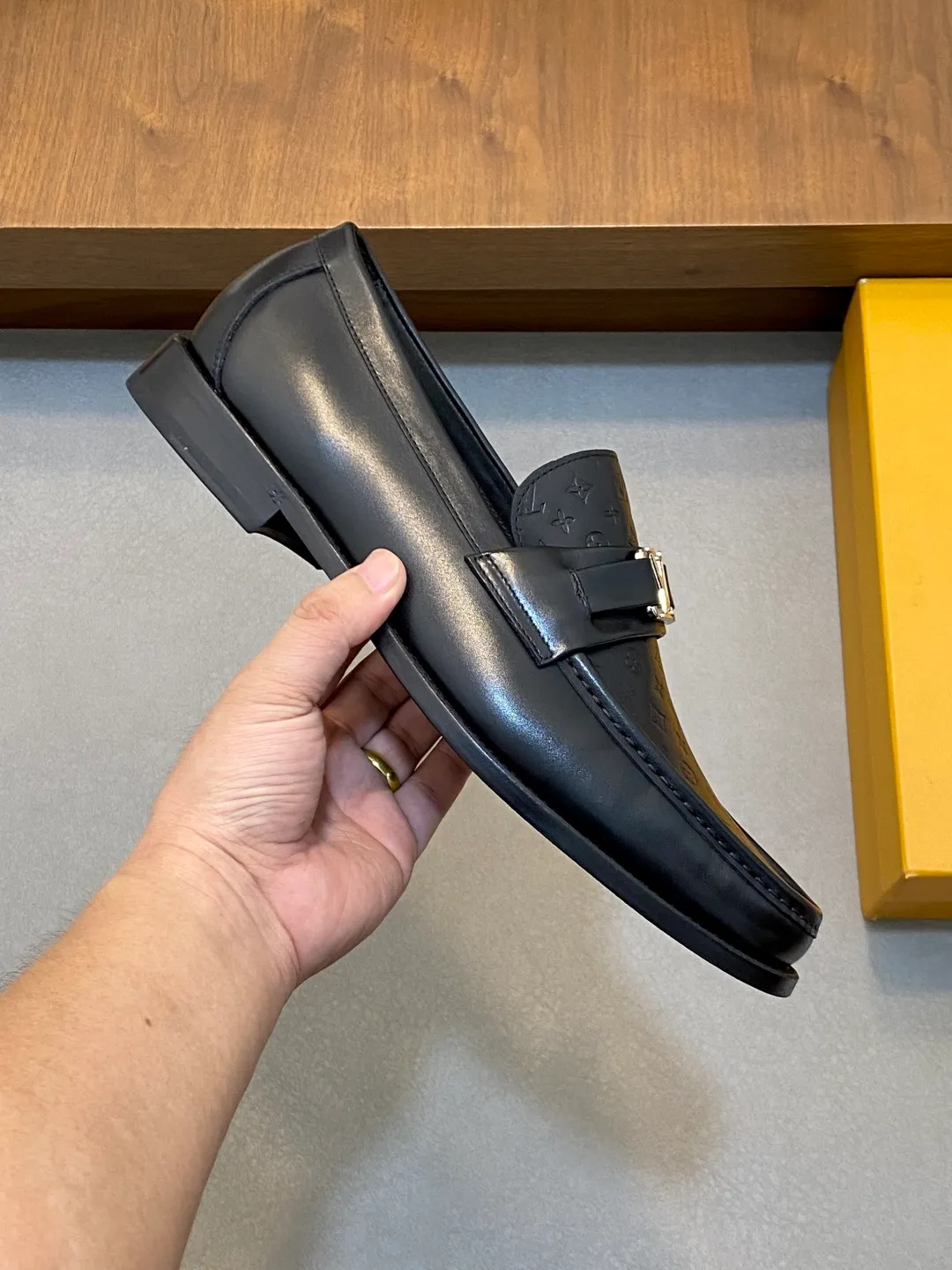💰920 LV GLOVE slip-on loafers, top quality products produced in Guangzhou, ready for sale! These LV Glove loafers are made of selected soft crystal sheep leather. The leather surface has a slightly wrinkled texture and a very high-end texture. Each pair is unique. The leather surface is light and soft, with a delicate texture and good luster. It is a classic loafer style, with exquisite handmade mark stitching on the toe, and a square toe configuration to highlight the classic style. The horizontal band has hot-printed LV three-dimensional letters, semi-solid handcrafts and a genuine leather outsole, and a rubber patch on the heel to create wear-resistant performance and comfort. One of the must-have loafers for men! Comes with full original packaging! Code number: 39-40-41-42-43-44 (45 customized) standard leather shoe code